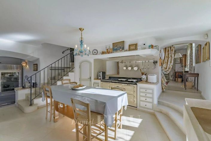 Image No.11-6 Bed House for sale