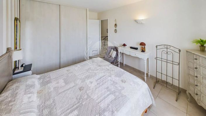 Image No.15-3 Bed House for sale