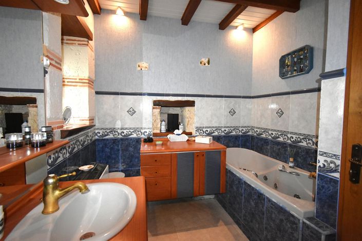 Image No.8-6 Bed House for sale