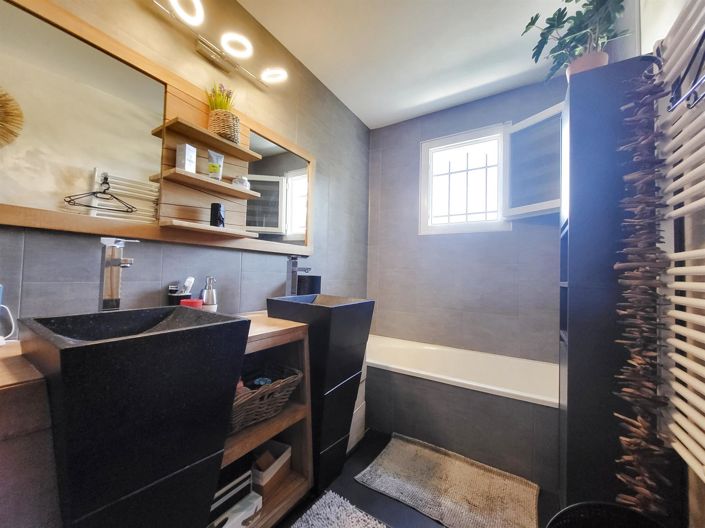 Image No.7-5 Bed House for sale