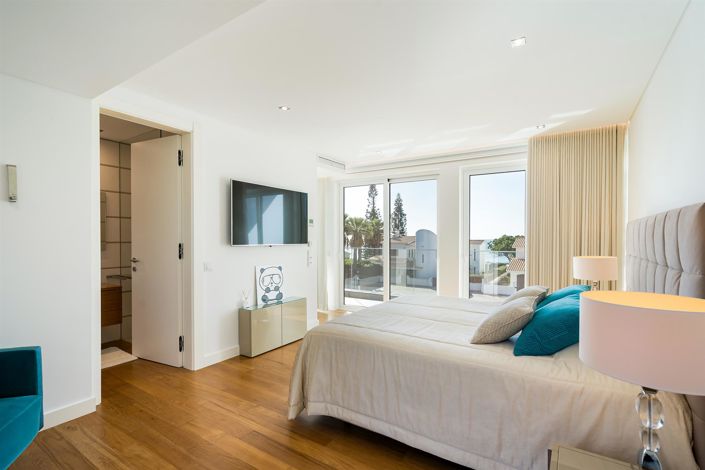 Image No.24-4 Bed House for sale