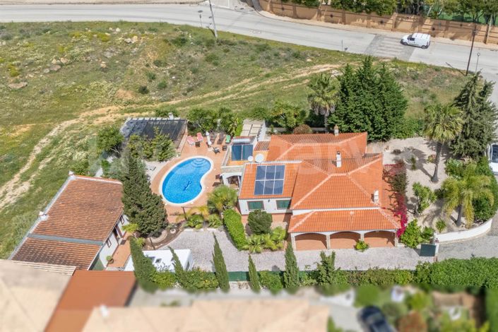 Image No.1-4 Bed House for sale