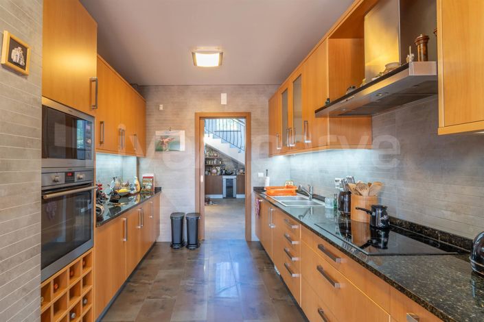 Image No.8-4 Bed House for sale