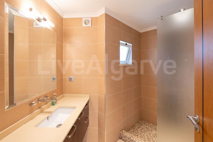 Image No.22-4 Bed House for sale