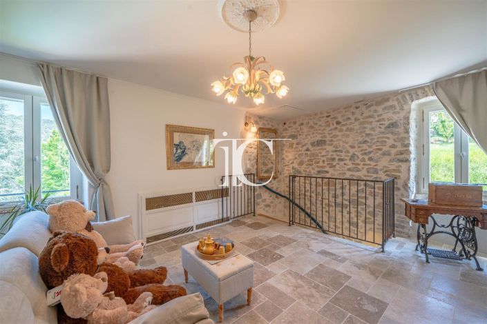 Image No.12-5 Bed House for sale