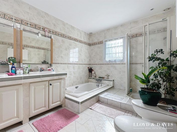 Image No.6-4 Bed House for sale