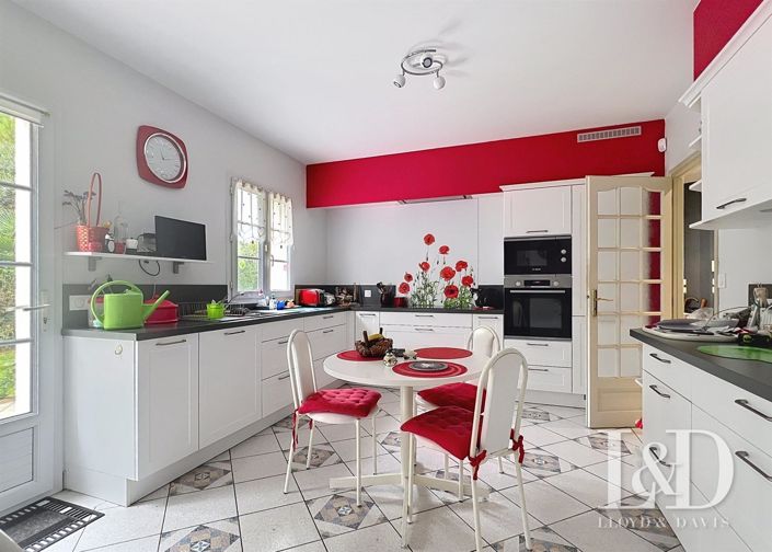 Image No.8-4 Bed House for sale