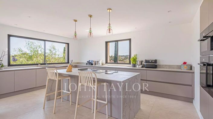 Image No.8-7 Bed House for sale