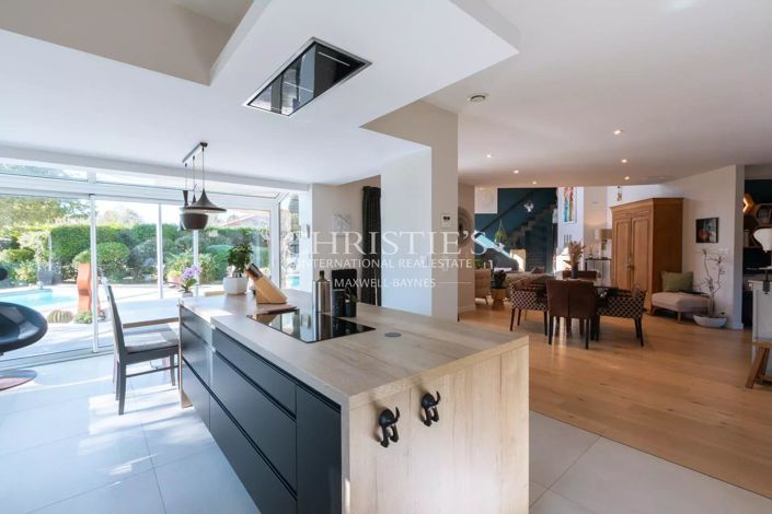 Image No.1-4 Bed House for sale