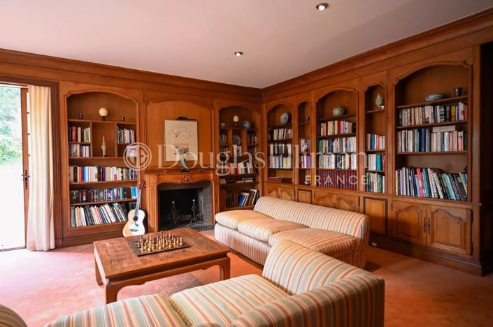 Image No.4-10 Bed House for sale