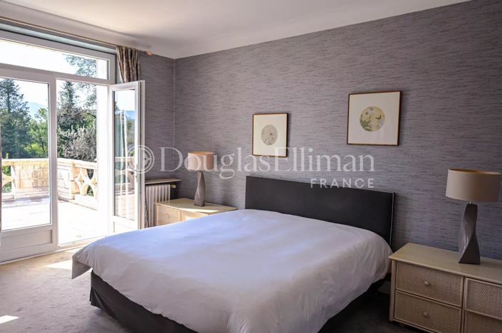 Image No.6-10 Bed House for sale