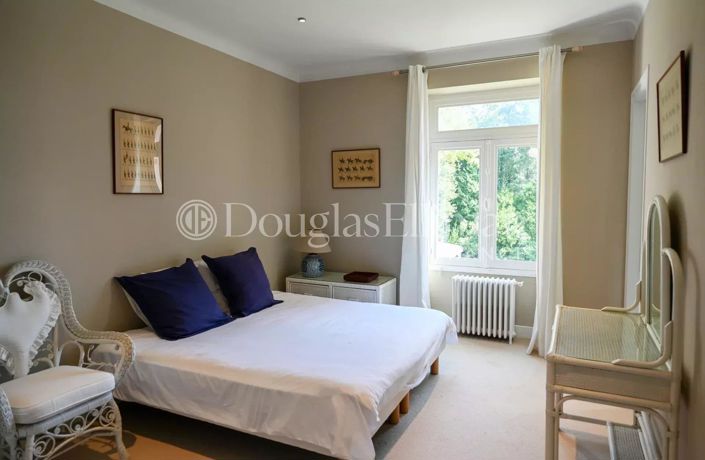 Image No.7-10 Bed House for sale