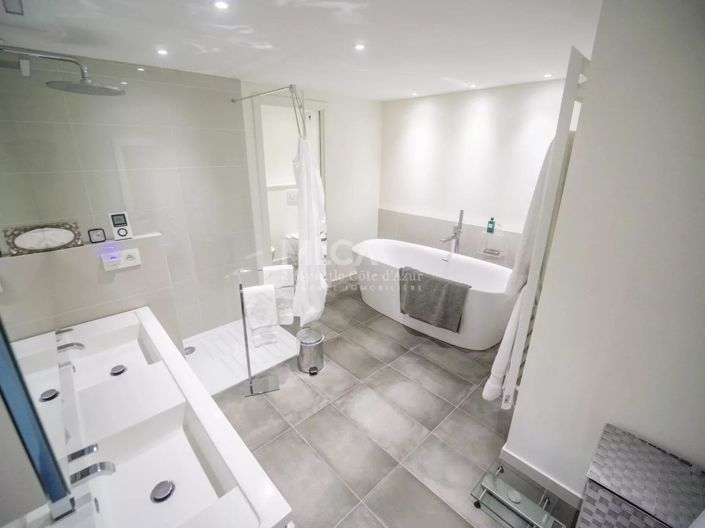 Image No.8-5 Bed House for sale