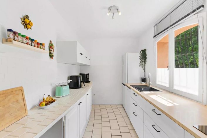 Image No.8-5 Bed House for sale