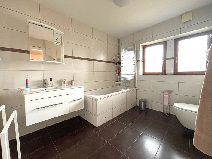 Image No.9-7 Bed House for sale