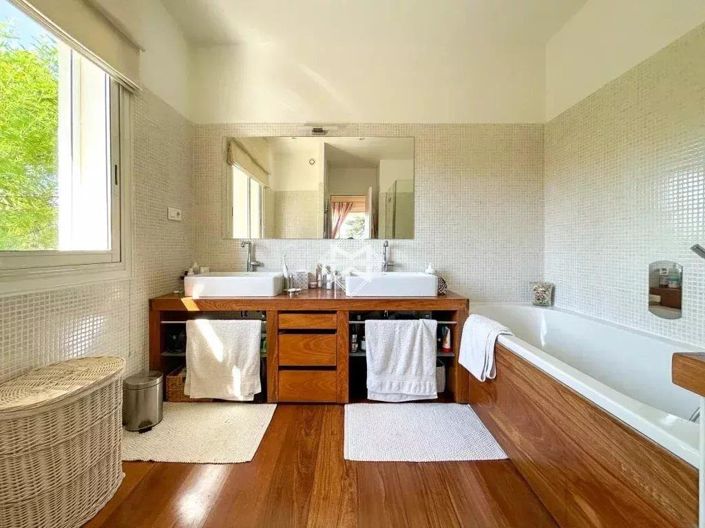 Image No.5-4 Bed House for sale