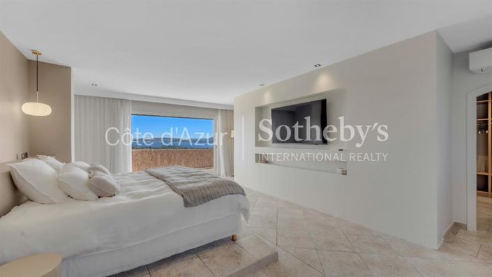 Image No.10-8 Bed Property for sale