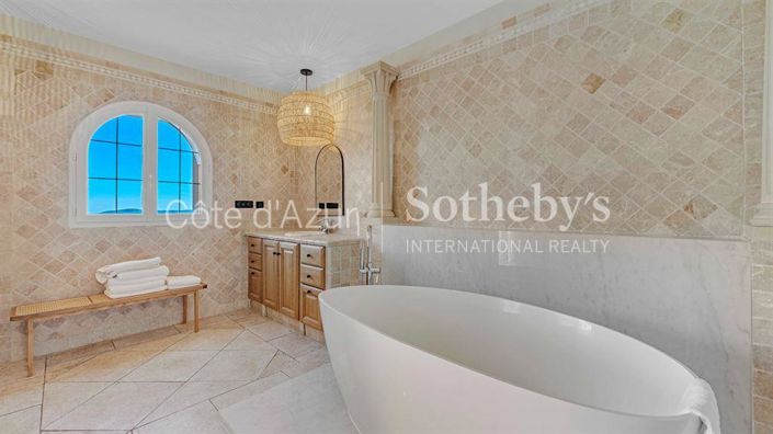 Image No.12-8 Bed Property for sale