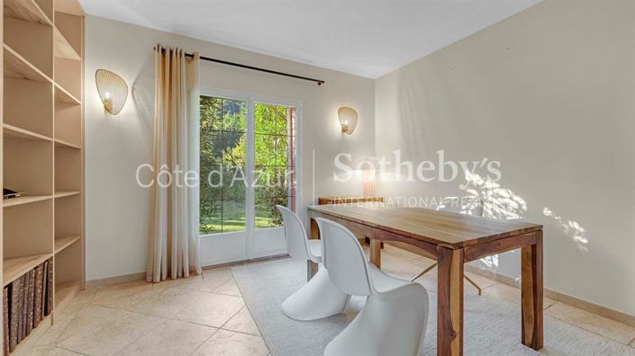 Image No.16-8 Bed Property for sale