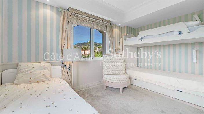 Image No.13-5 Bed Property for sale