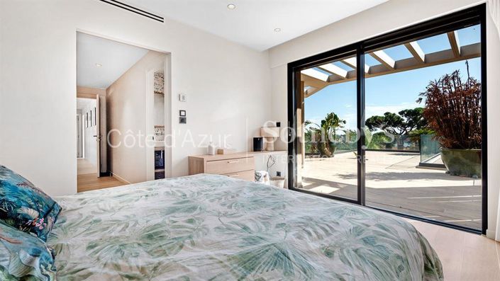 Image No.10-5 Bed Property for sale