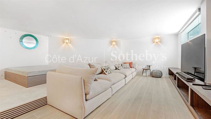 Image No.16-5 Bed Property for sale