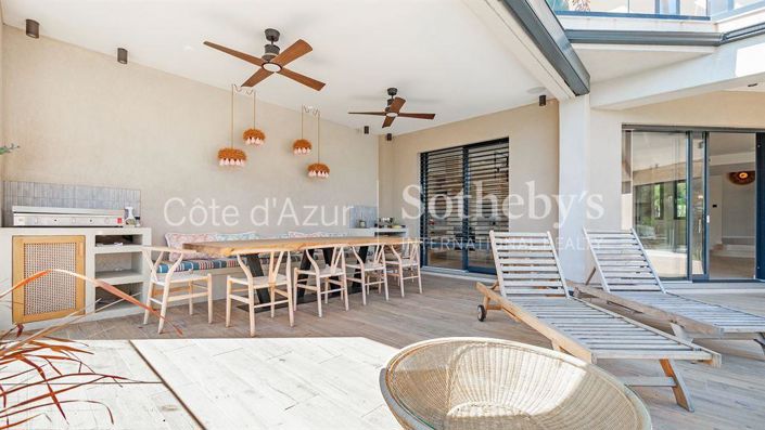 Image No.18-5 Bed Property for sale