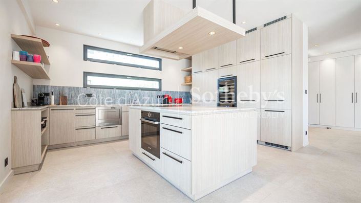 Image No.6-5 Bed Property for sale