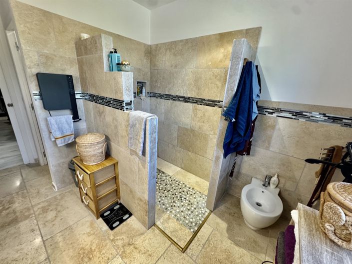 Image No.14-4 Bed House for sale