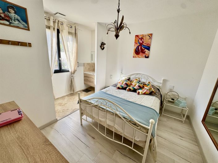 Image No.18-4 Bed House for sale