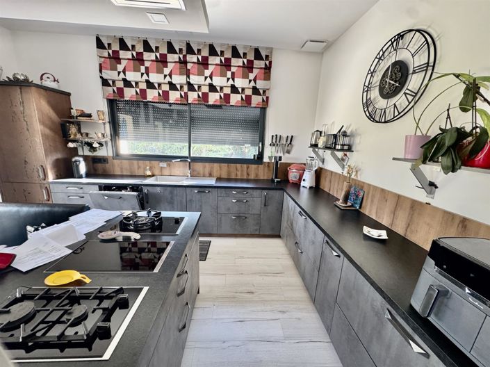 Image No.8-4 Bed House for sale