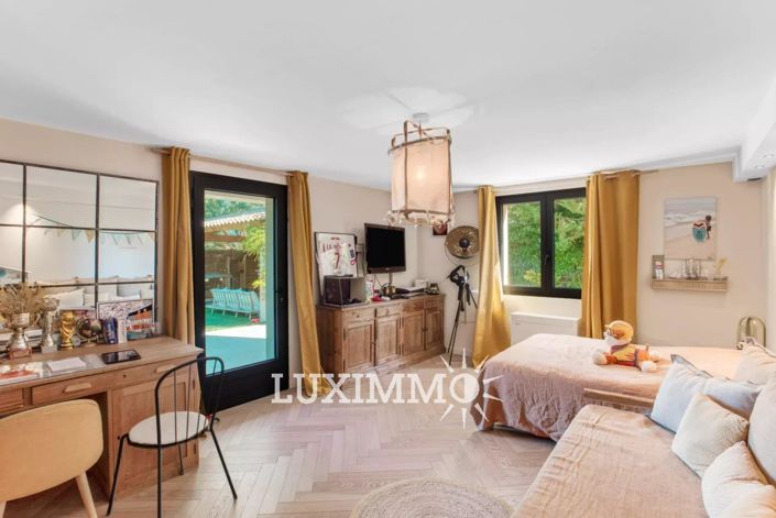 Image No.9-5 Bed House for sale