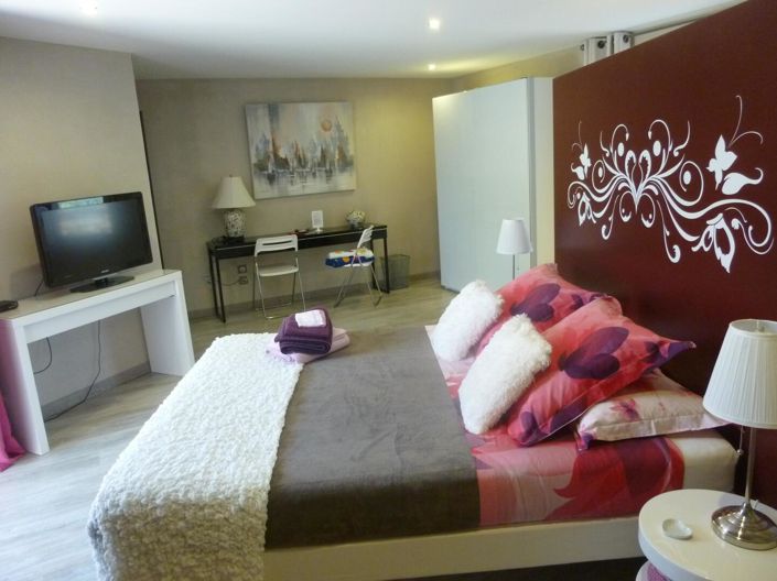 Image No.8-6 Bed House for sale