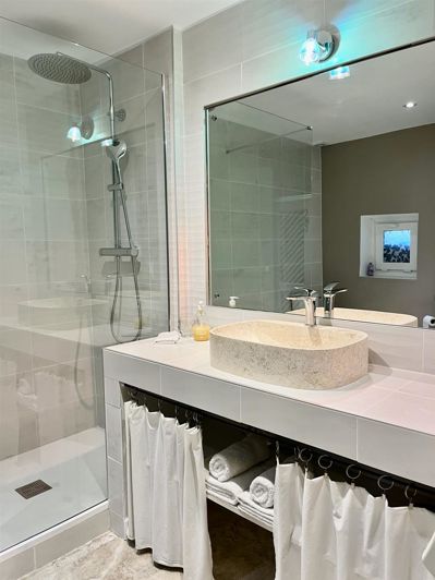 Image No.18-8 Bed House for sale