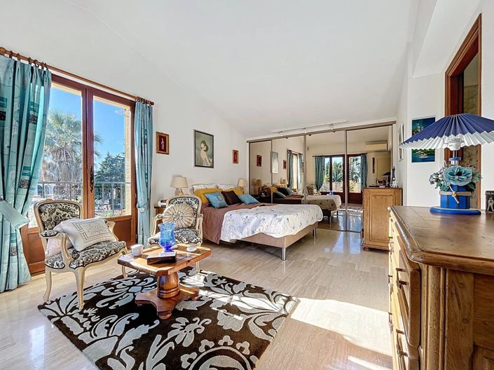 Image No.9-5 Bed House for sale