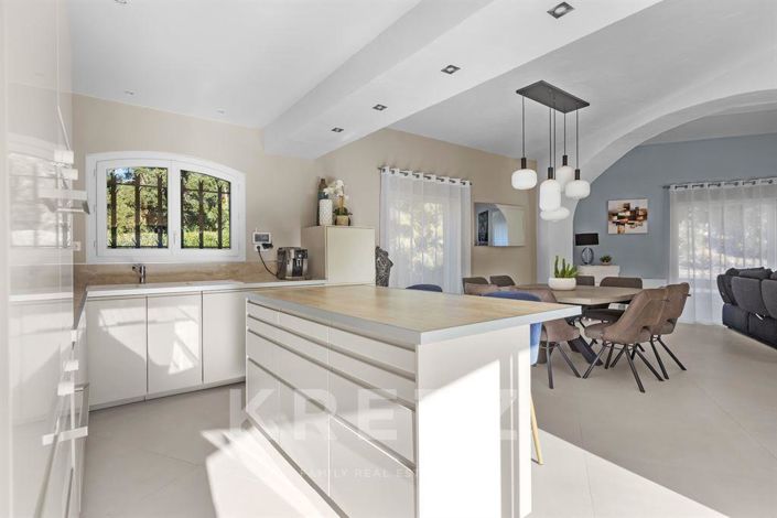 Image No.7-6 Bed House for sale