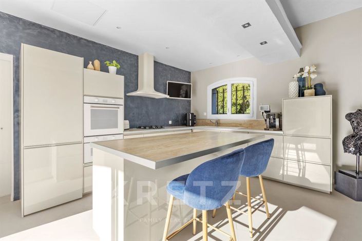 Image No.8-6 Bed House for sale