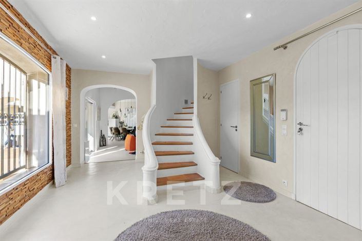 Image No.9-6 Bed House for sale