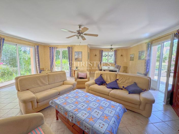 Image No.8-5 Bed House for sale