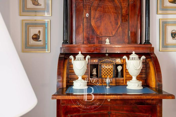 Image No.24-6 Bed House for sale