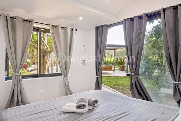 Image No.8-6 Bed House for sale