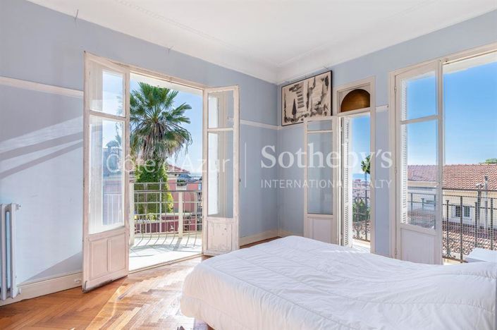 Image No.12-5 Bed Property for sale