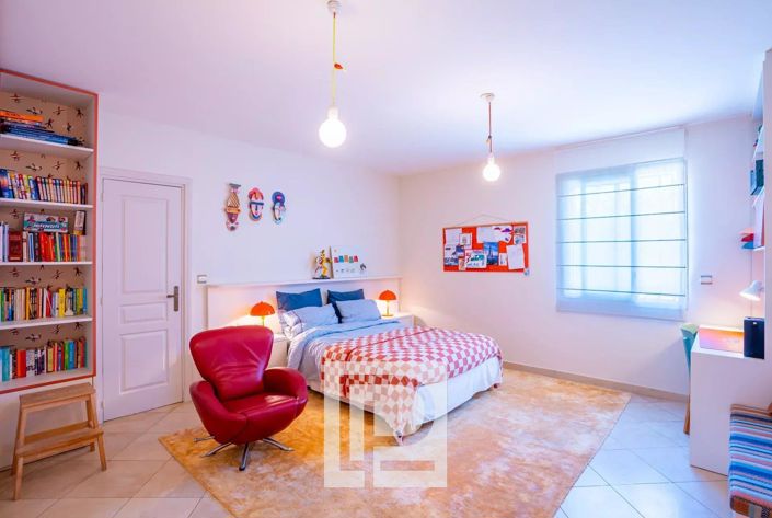 Image No.18-5 Bed House for sale