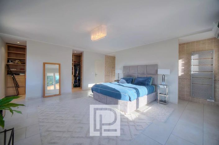 Image No.11-5 Bed House for sale