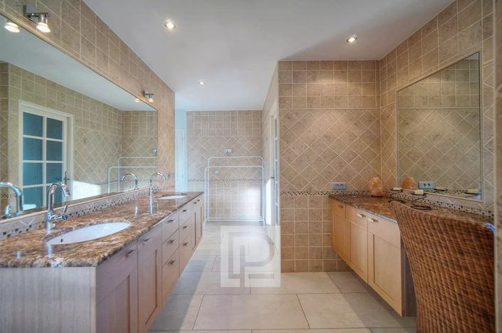 Image No.12-5 Bed House for sale