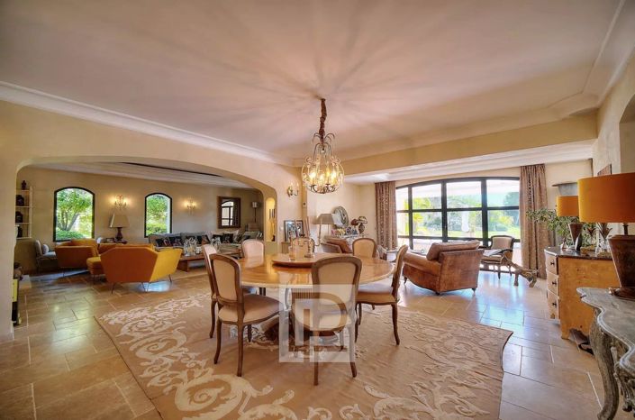 Image No.8-8 Bed House for sale