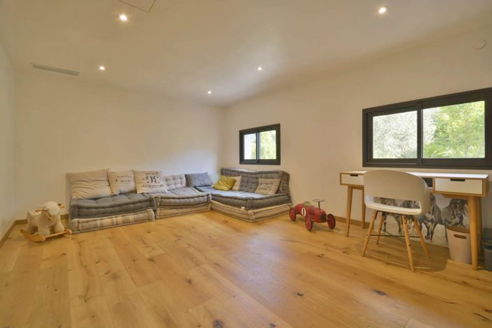 Image No.21-4 Bed House for sale