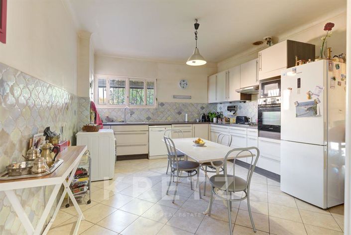 Image No.18-4 Bed Property for sale