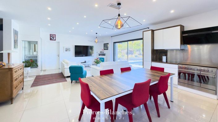 Image No.6-4 Bed House for sale