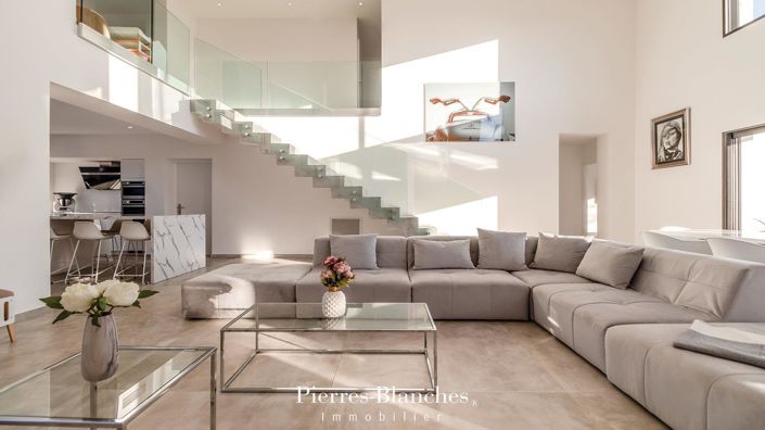 Image No.2-4 Bed House for sale